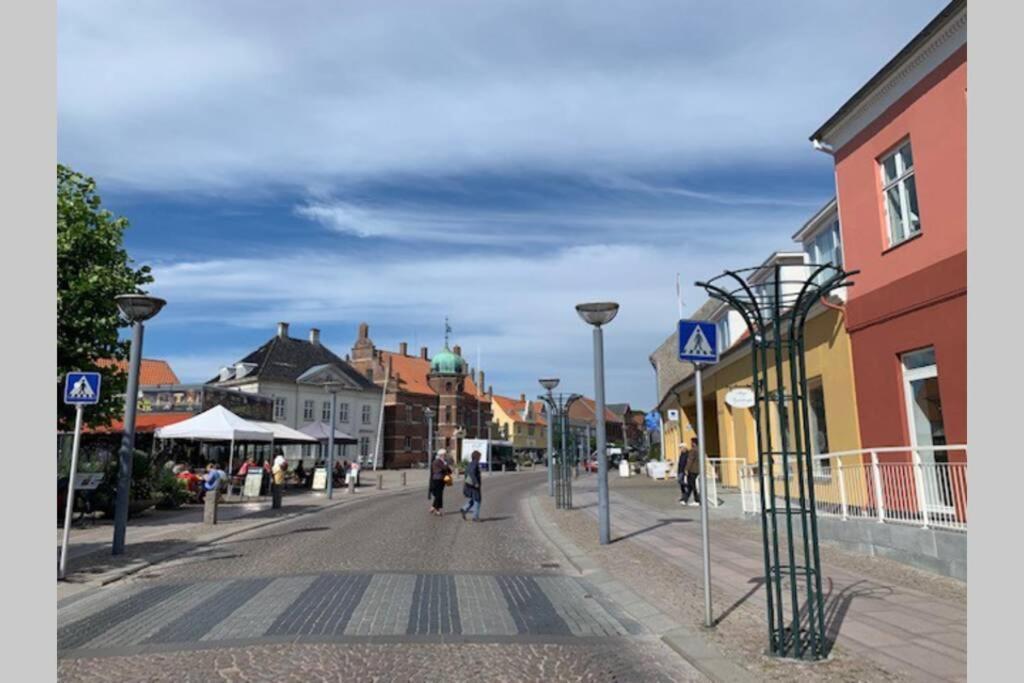 Lejlighed Pa Torvet I Stege Buitenkant foto