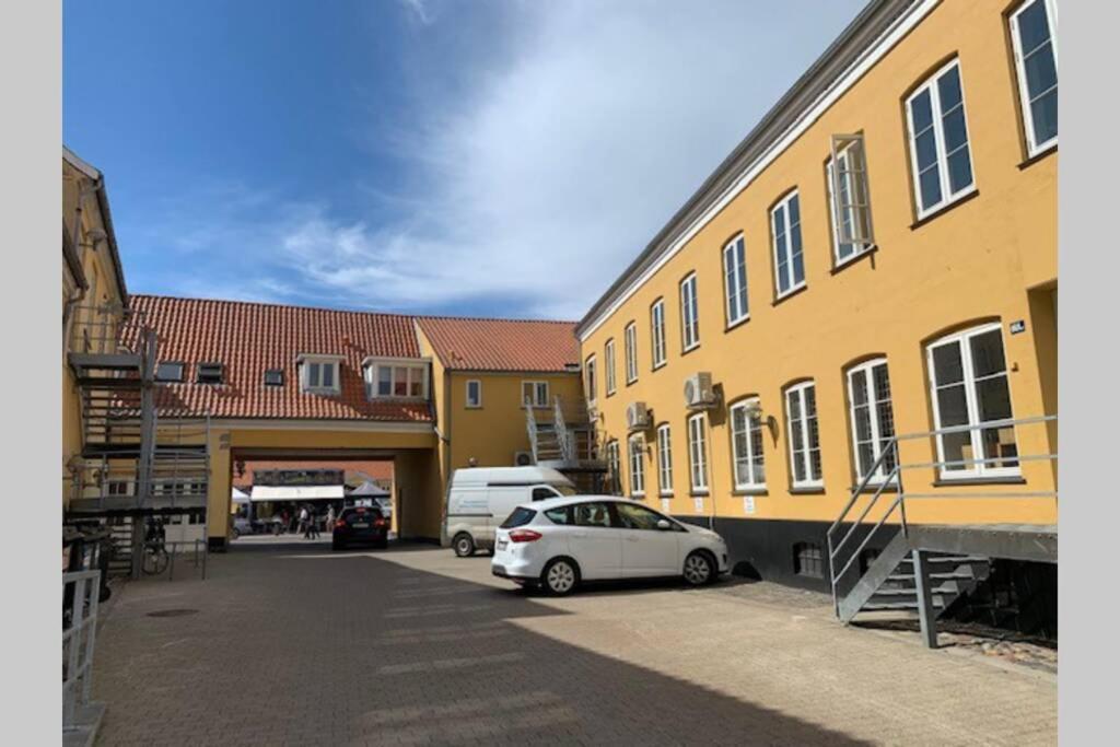 Lejlighed Pa Torvet I Stege Buitenkant foto