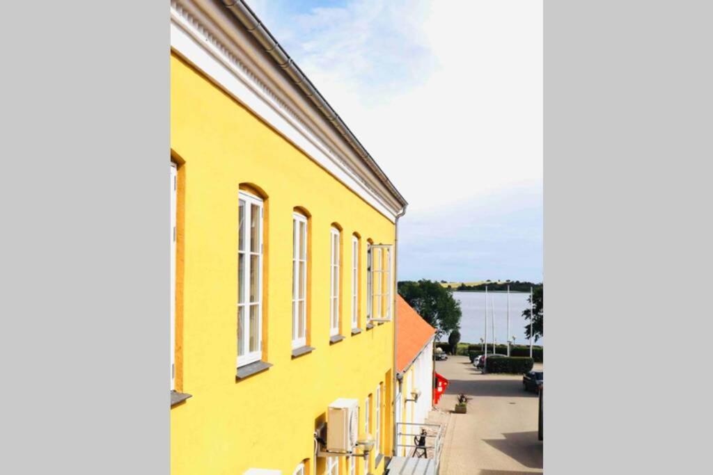 Lejlighed Pa Torvet I Stege Buitenkant foto